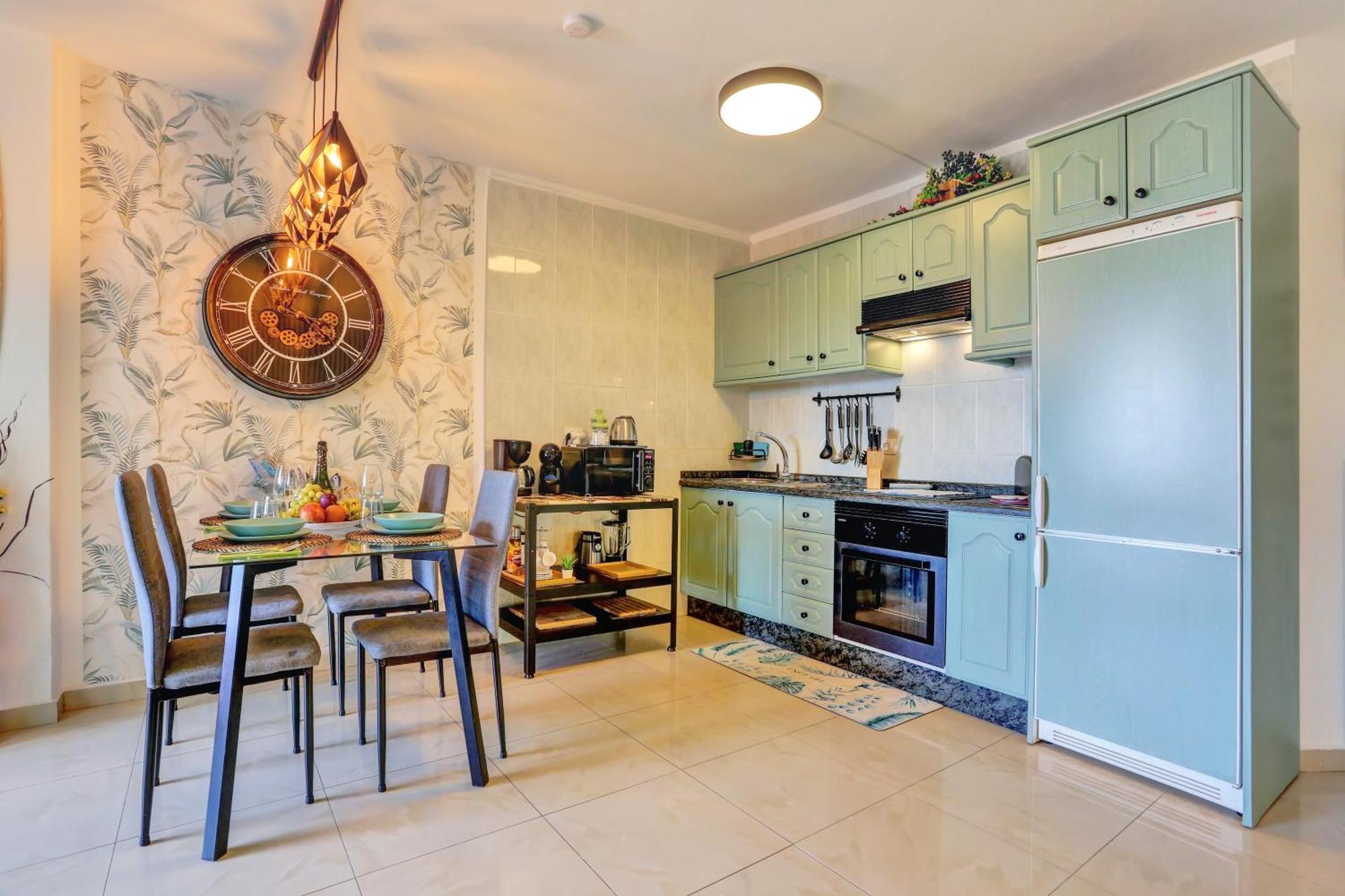 Апартаменты Luxory Dreamy Sunset, Seafront, Direct Access To The Promenade,Wifi,Pool,Free Parking Лос Кристианос Экстерьер фото